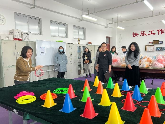 一群人站在室内AI 生成的内容可能不正确。