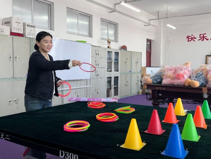 图片包含 室内, 人, 桌子, 男人AI 生成的内容可能不正确。