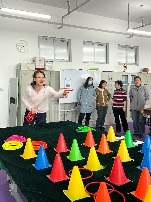 图片包含 室内, 天花板, 人, 站AI 生成的内容可能不正确。