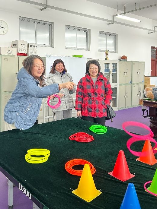 图片包含 室内, 人, 女孩, 女人AI 生成的内容可能不正确。