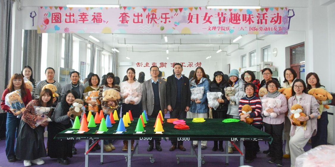 一群人站在台上AI 生成的内容可能不正确。