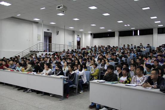 图片4 参加培训员工认真听讲